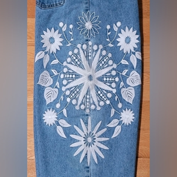 Floral Embroidered Midrise Barrel Jeans - Picture 9 of 14